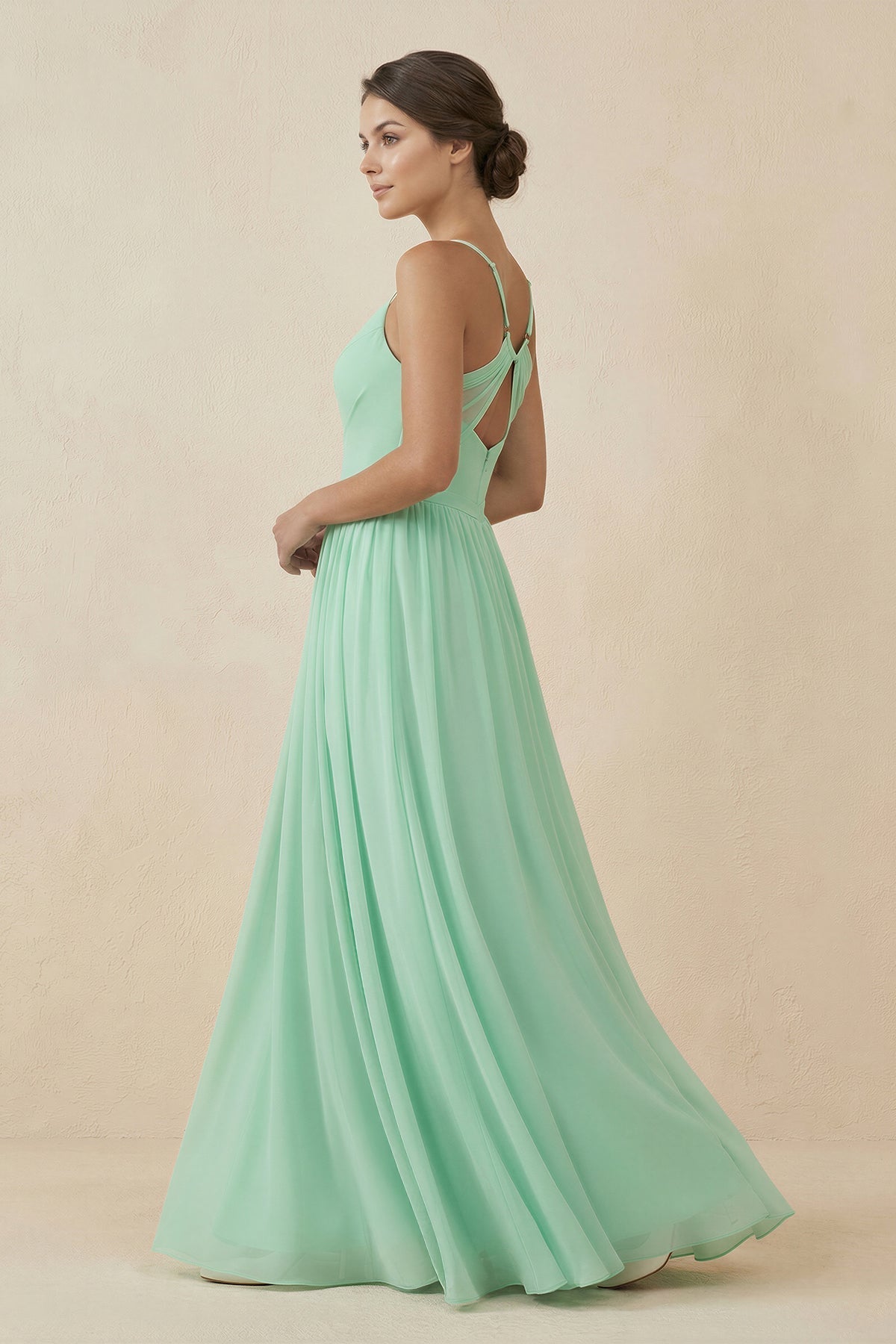 Robe demoiselle d’honneur pale pistachio longue à fines bretelles sans manches avec fente - Harana