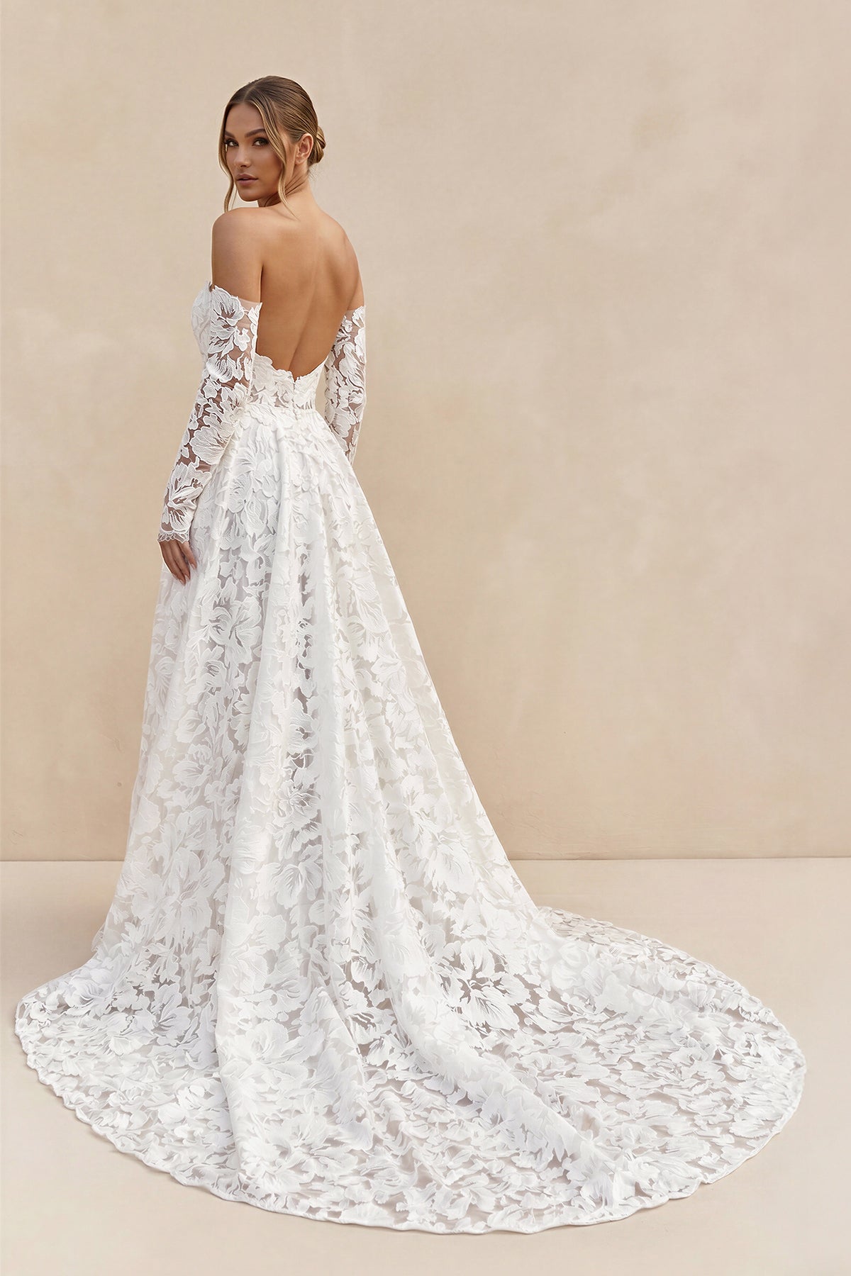 Robe de mariée ivoire trapèze en dentelle décolleté cœur manches longues - Harana