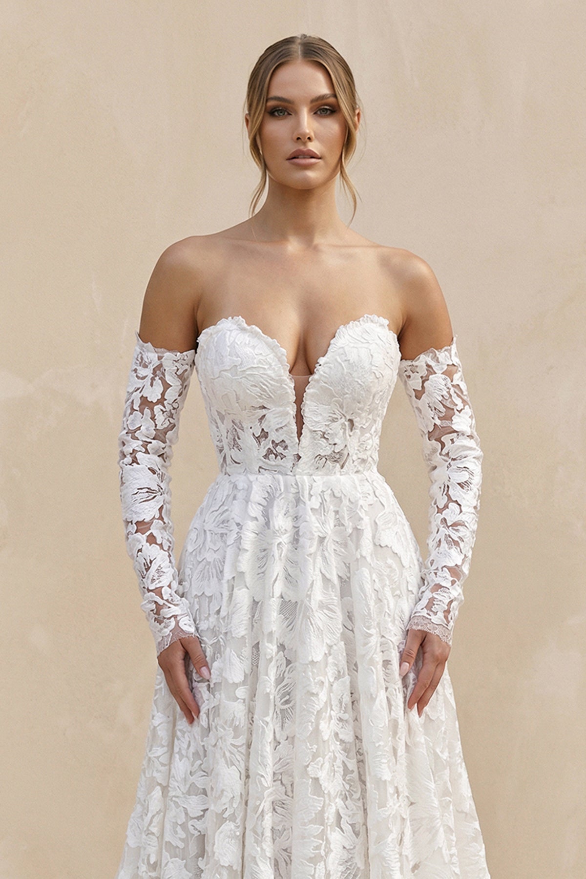 Robe de mariée ivoire trapèze en dentelle décolleté cœur manches longues - Harana
