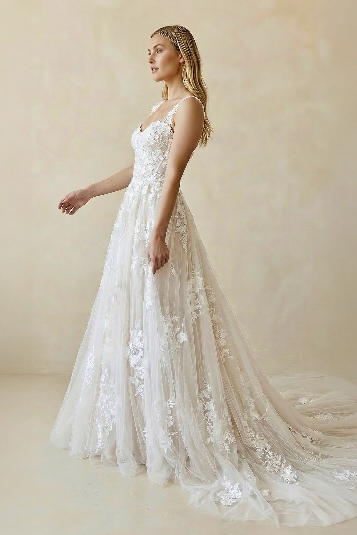 Robe de mariée blanche et nude trapèze en dentelle décolleté cœur sans - Harana