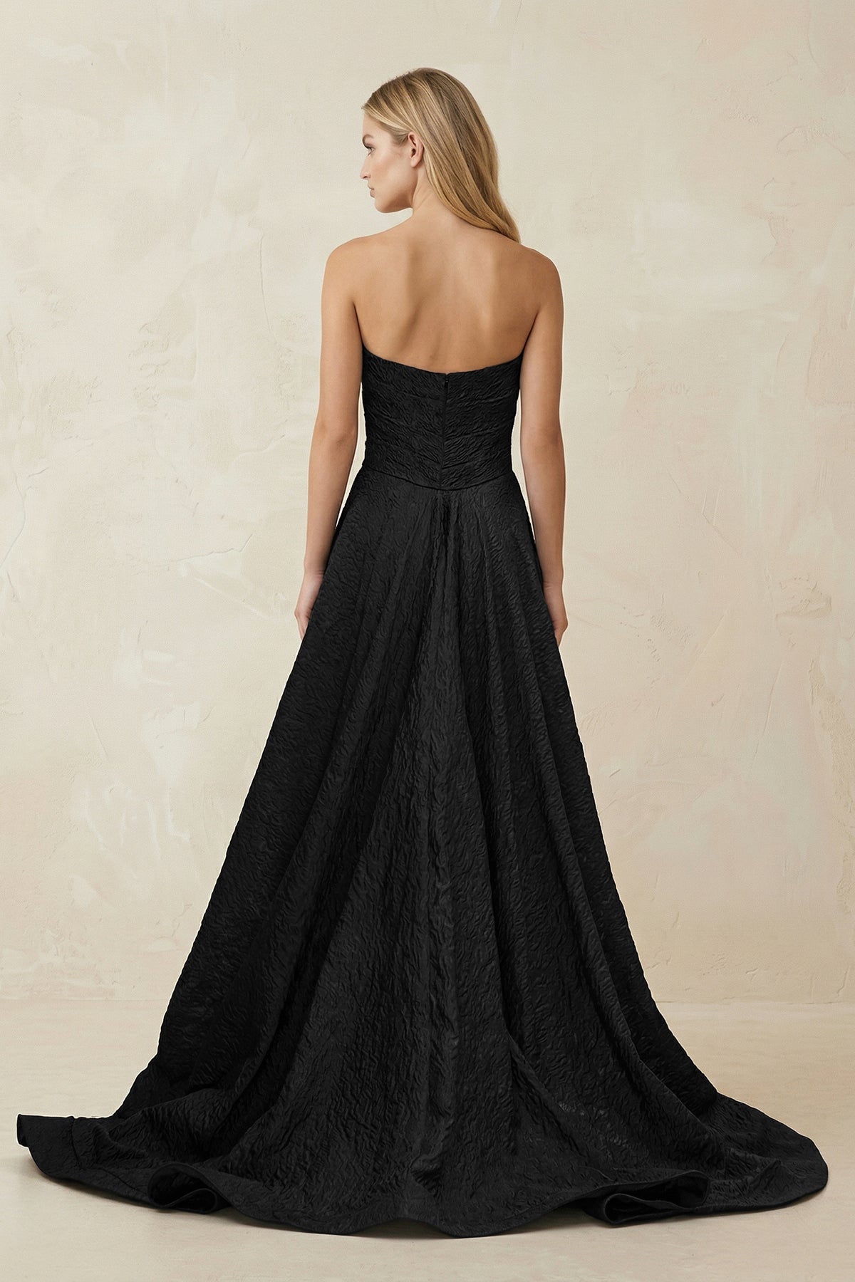 Robe de mariée noire trapèze en satin décolleté cœur sans manches - Harana