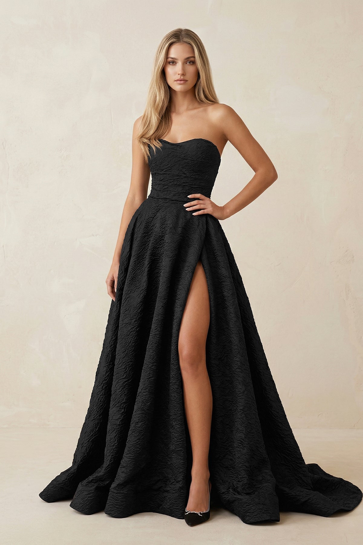 Robe de mariée noire trapèze en satin décolleté cœur sans manches - Harana