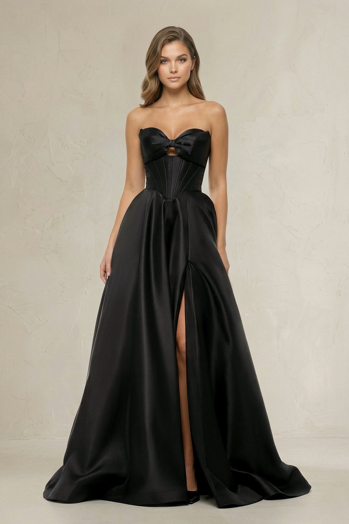 Robe de mariée noire trapèze en satin décolleté cœur sans manches - Harana