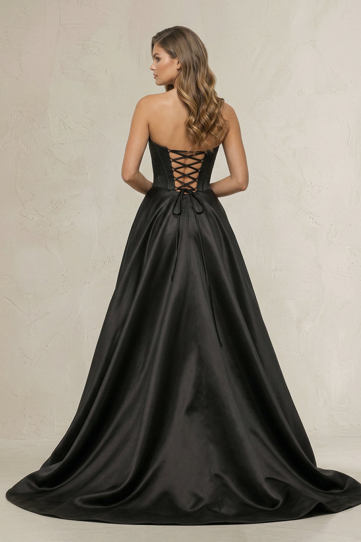 Robe de mariée noire trapèze en satin décolleté cœur sans manches - Harana