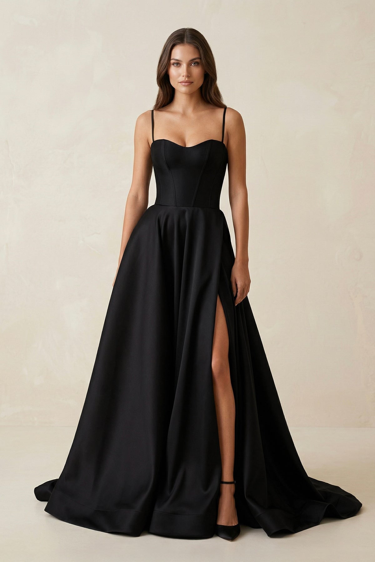 Robe de mariée noire trapèze en satin décolleté cœur sans manches - Harana