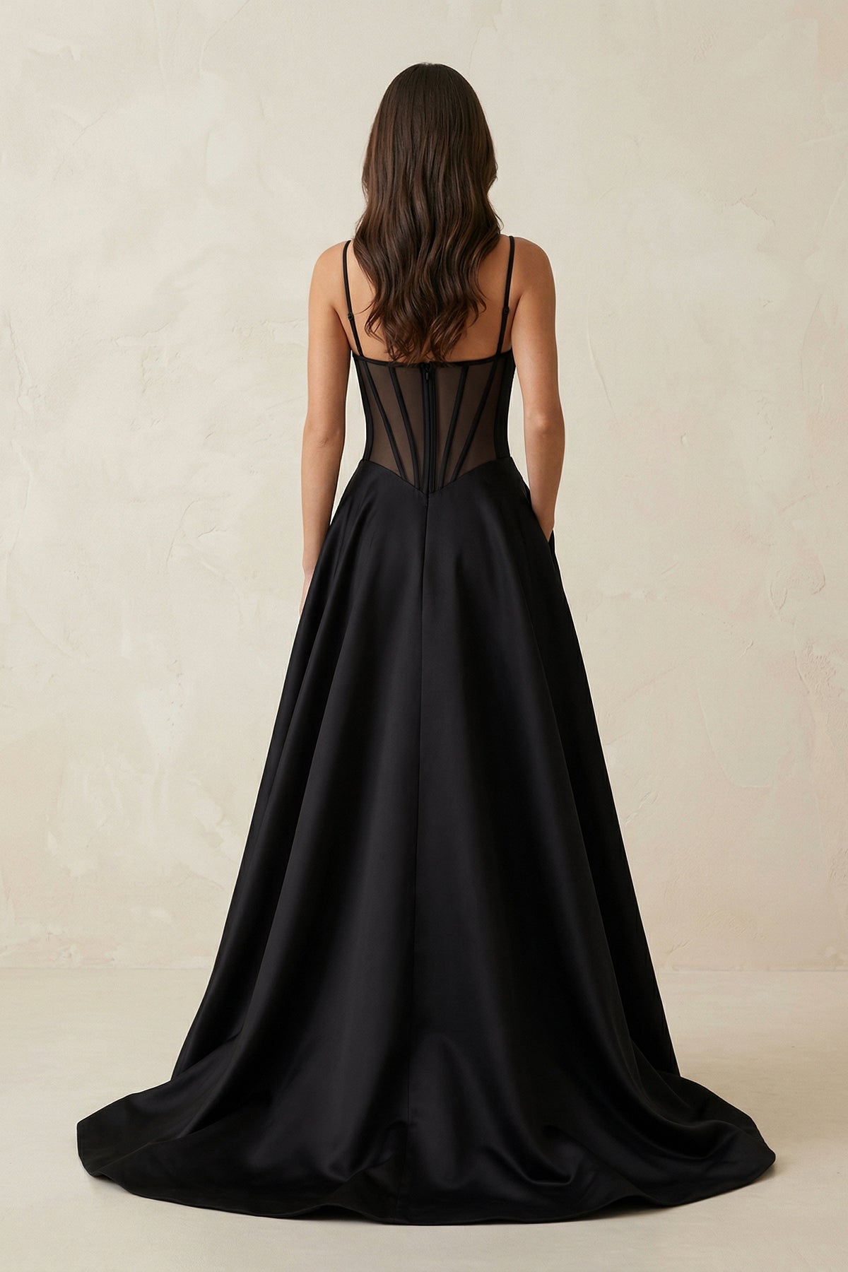 Robe de mariée noire trapèze en satin décolleté cœur sans manches - Harana