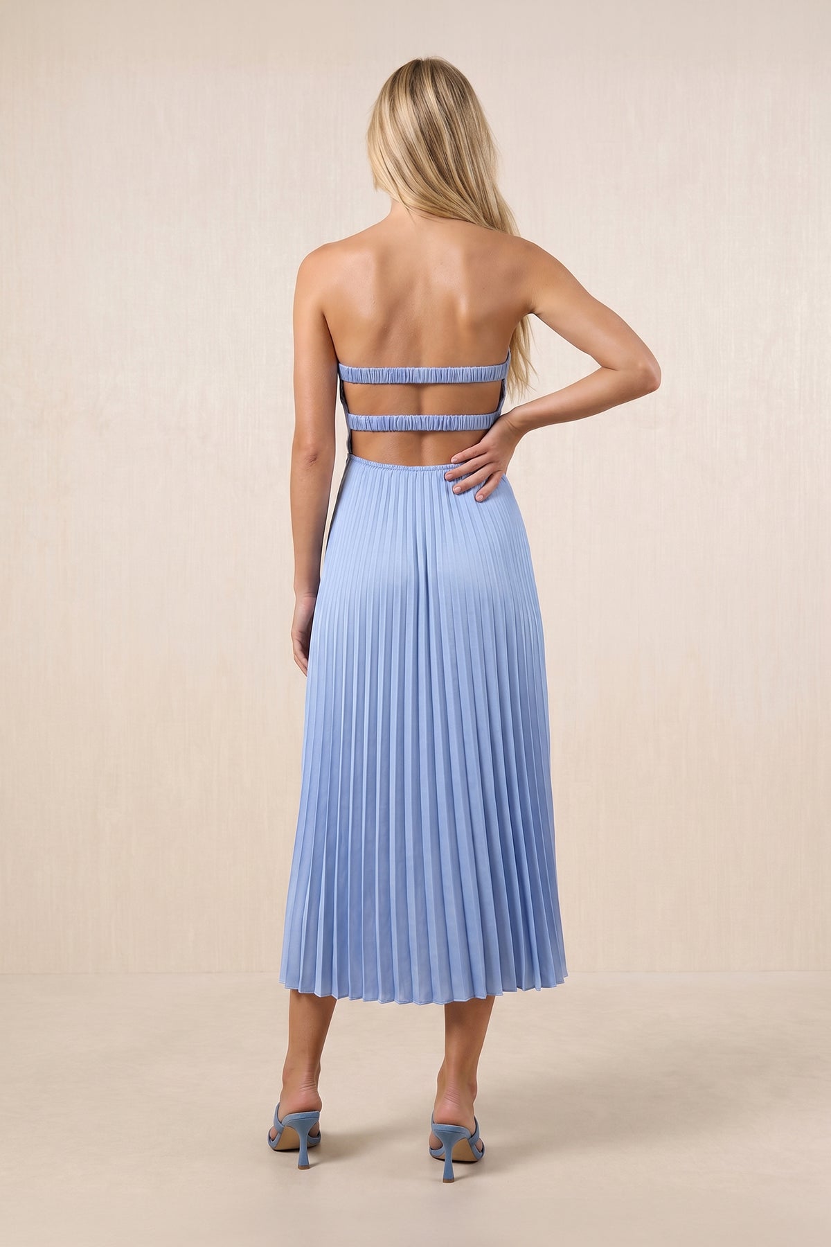 Robe bleu ciel midi satinée coupe trapèze à décolleté cœur plissée - Harana