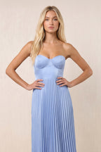 Robe bleu ciel midi satinée coupe trapèze à décolleté cœur plissée - Harana