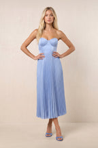 Robe bleu ciel midi satinée coupe trapèze à décolleté cœur plissée - Harana