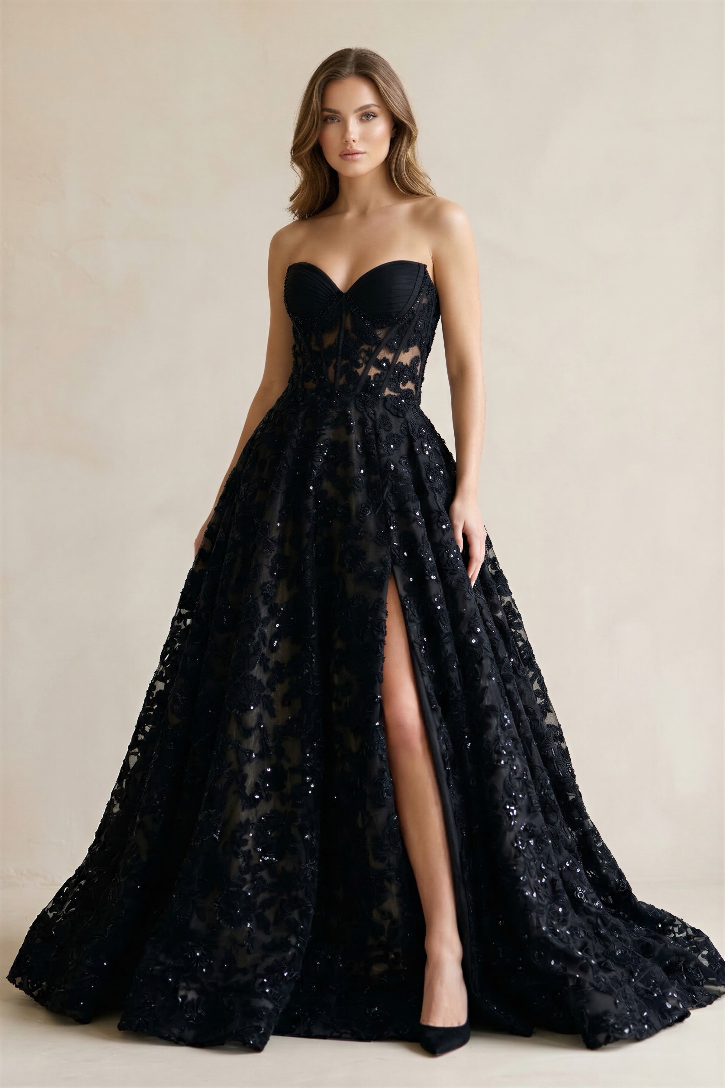 Robe de mariée noir courte sans manches avec fente à corset - Harana