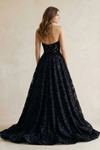 Robe de mariée noir courte sans manches avec fente à corset - Harana
