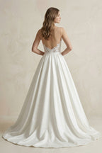 Robe de mariée blanche longue satinée coupe princesse à décolleté cœur ornée d’appliqués - Harana