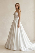 Robe de mariée blanche longue satinée coupe princesse à décolleté cœur ornée d’appliqués - Harana