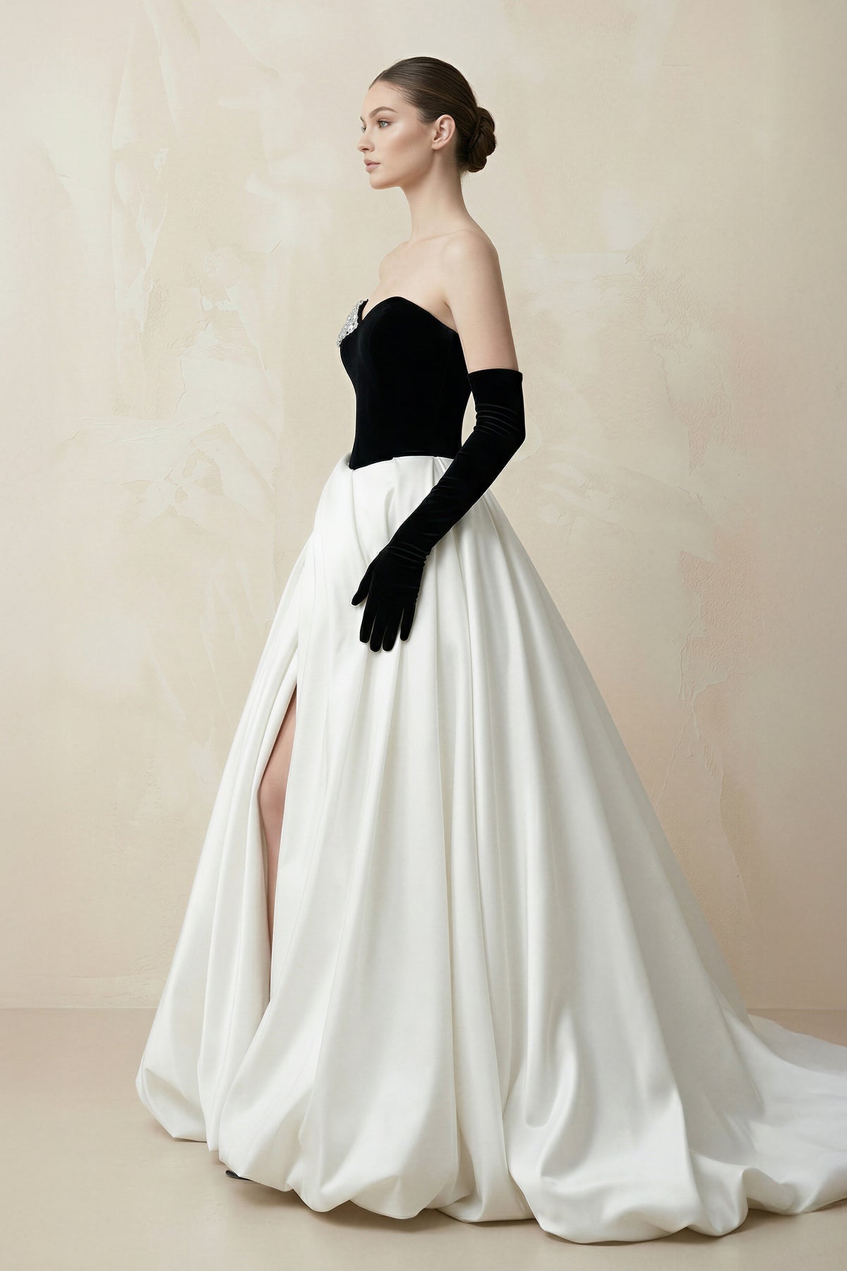 Robe de mariée black & white longue manches longues avec fente satinée - Harana