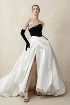 Robe de mariée black & white longue manches longues avec fente satinée - Harana
