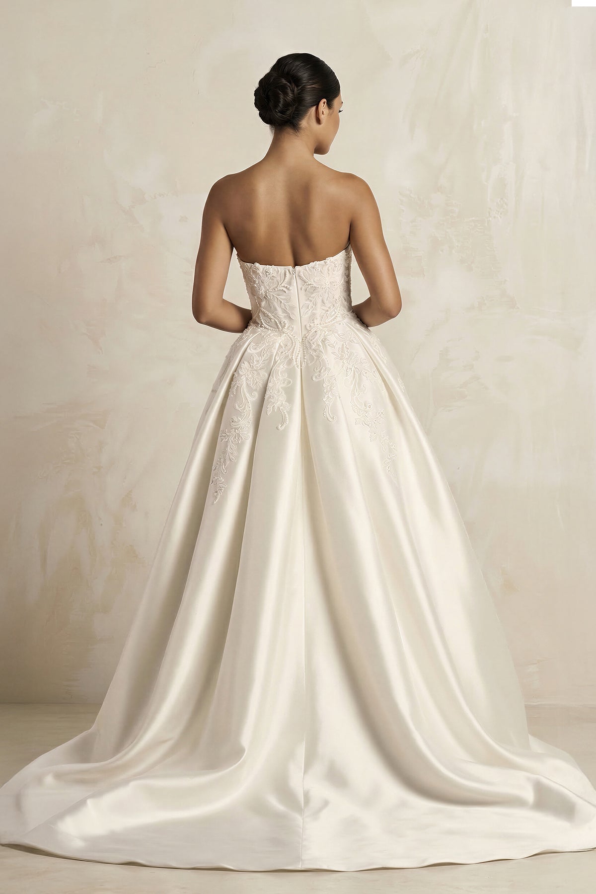 Robe de mariée ivoire longue sans manches satinée coupe trapèze - Harana
