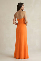 Robe longue orange en mousseline plissée - Harana