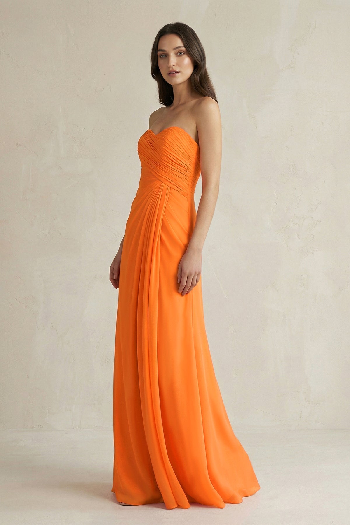 Robe longue orange en mousseline plissée - Harana