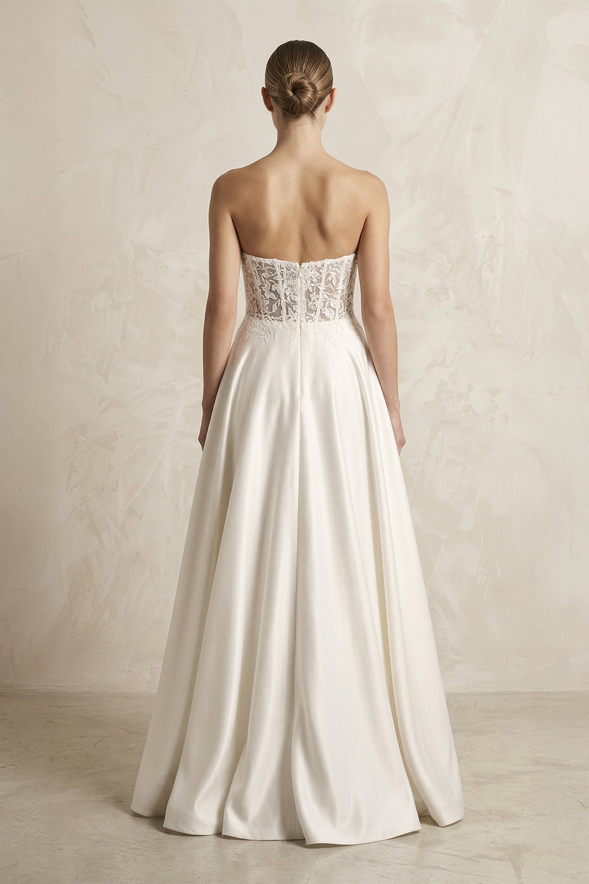 Robe de mariée blanche trapèze en satin décolleté cœur sans manches - Harana