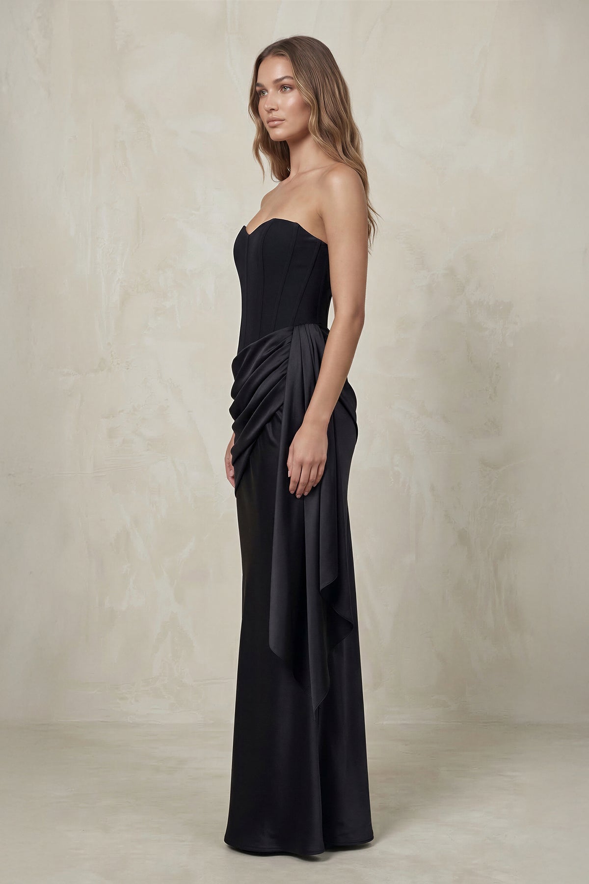 Robe longue noire satinée à corset drapé - Harana