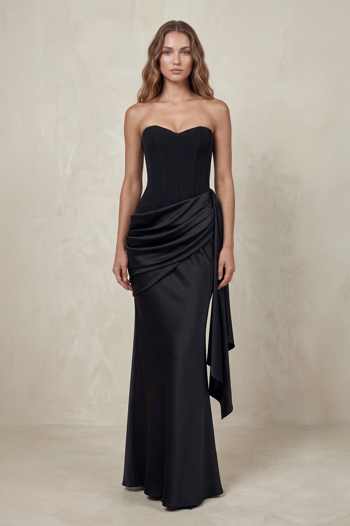 Robe longue noire satinée à corset drapé - Harana