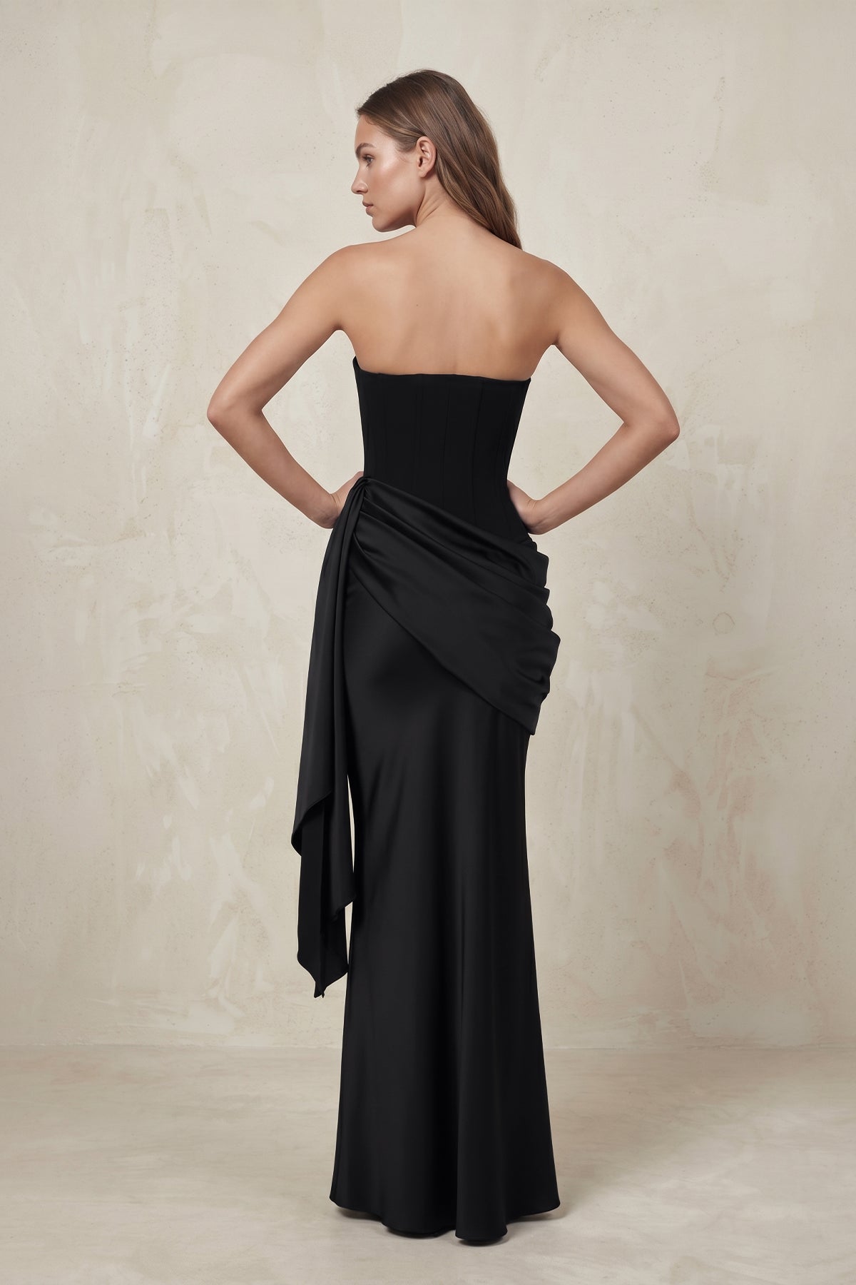 Robe longue noire satinée à corset drapé - Harana