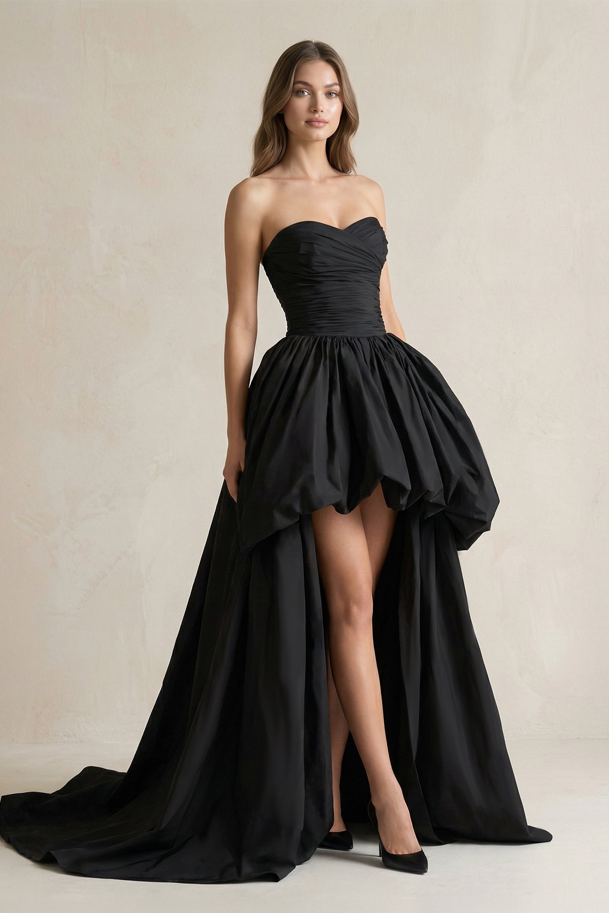 Robe de mariée noire satinée à décolleté cœur plissée - Harana