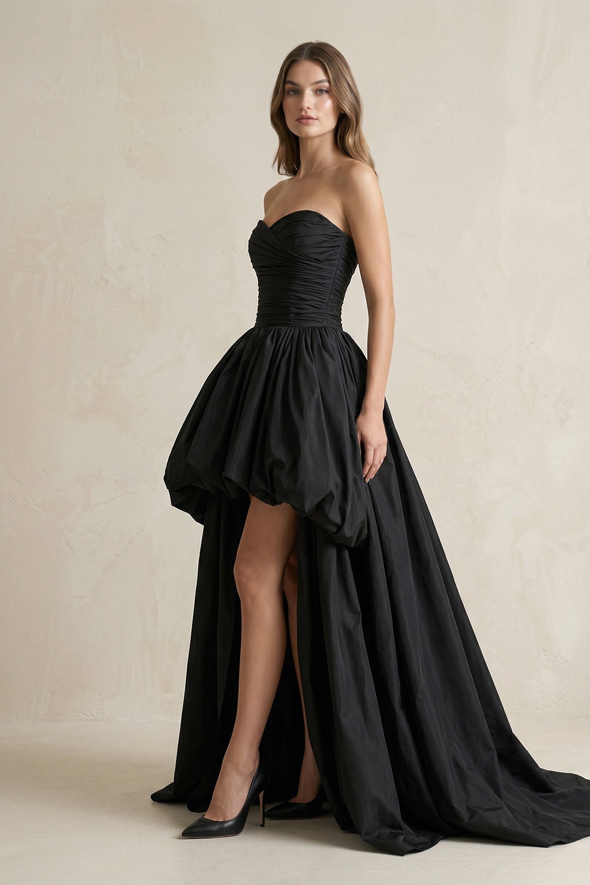 Robe de mariée noire satinée à décolleté cœur plissée - Harana