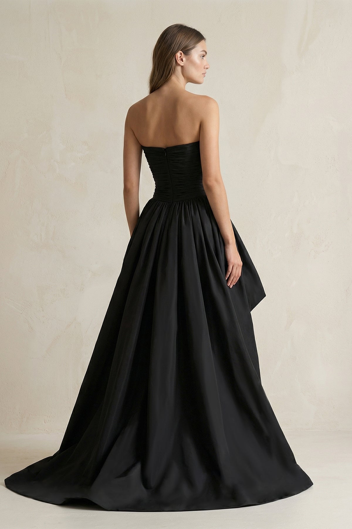 Robe de mariée noire satinée à décolleté cœur plissée - Harana