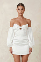Robe de mariée blanche courte satinée coupe fourreau à décolleté cœur avec ouverture goutte d’eau - Harana