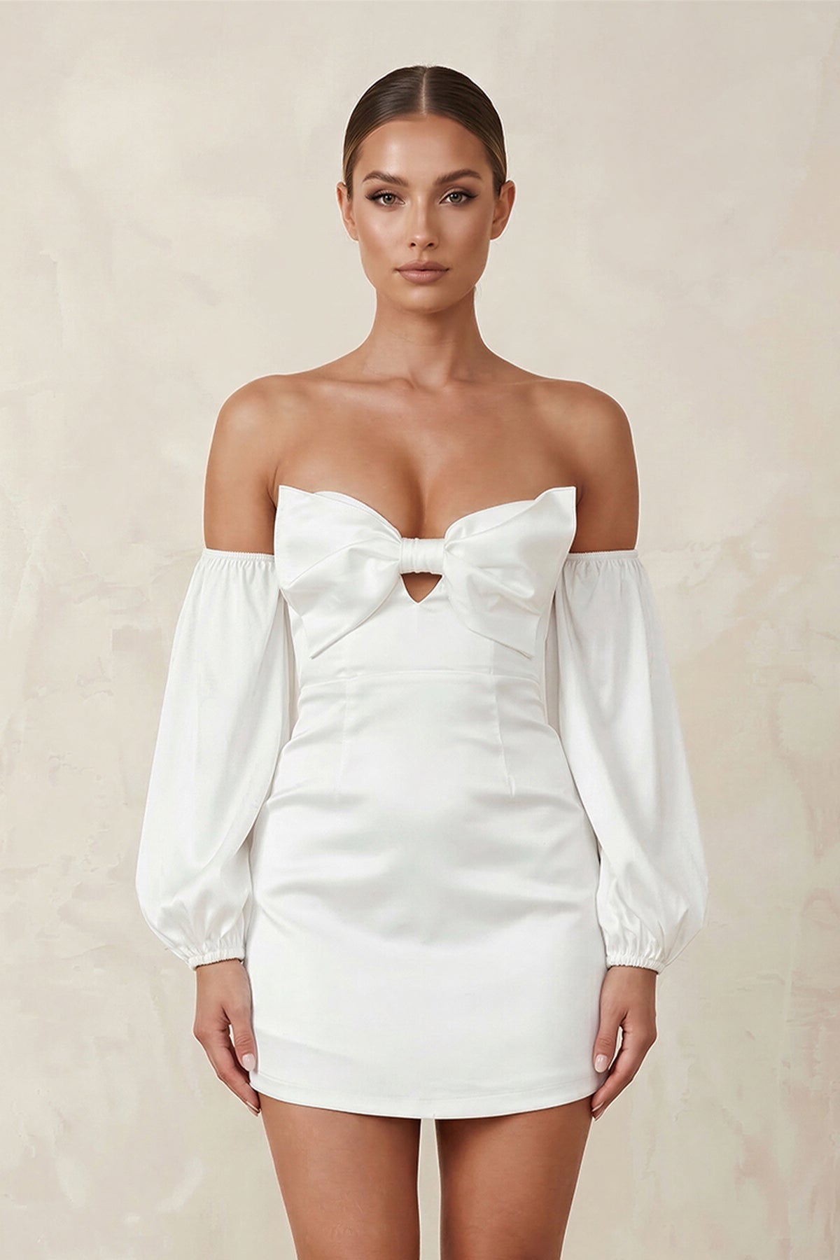 Robe de mariée blanche courte satinée coupe fourreau à décolleté cœur avec ouverture goutte d’eau - Harana