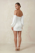 Robe de mariée blanche courte satinée coupe fourreau à décolleté cœur avec ouverture goutte d’eau - Harana