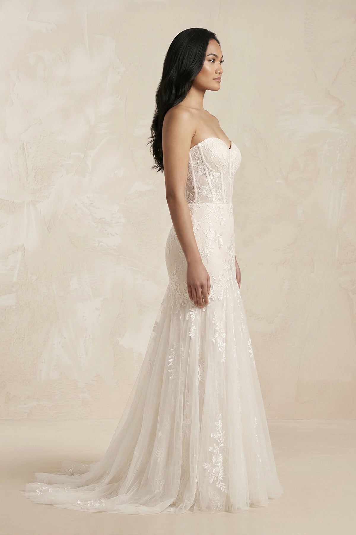 Robe de mariée ivoire en tulle coupe sirène à décolleté cœur ornée d’appliqués - Harana