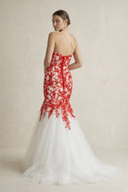Robe de mariée rouge en dentelle coupe sirène à décolleté cœur ornée d’appliqués - Harana