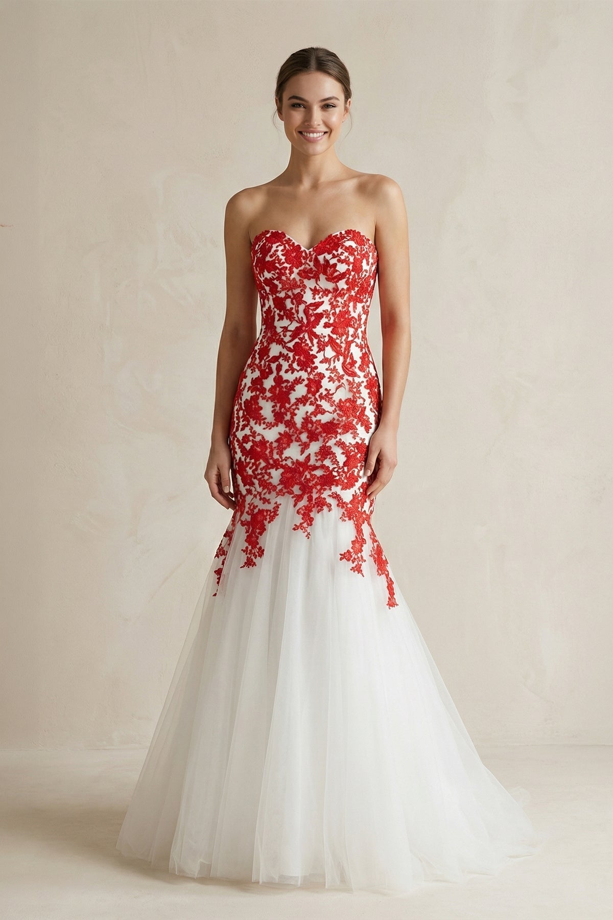 Robe de mariée rouge en dentelle coupe sirène à décolleté cœur ornée d’appliqués - Harana