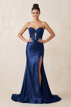 Robe longue bleu marine satinée coupe sirène décolleté cœur perlée - Harana