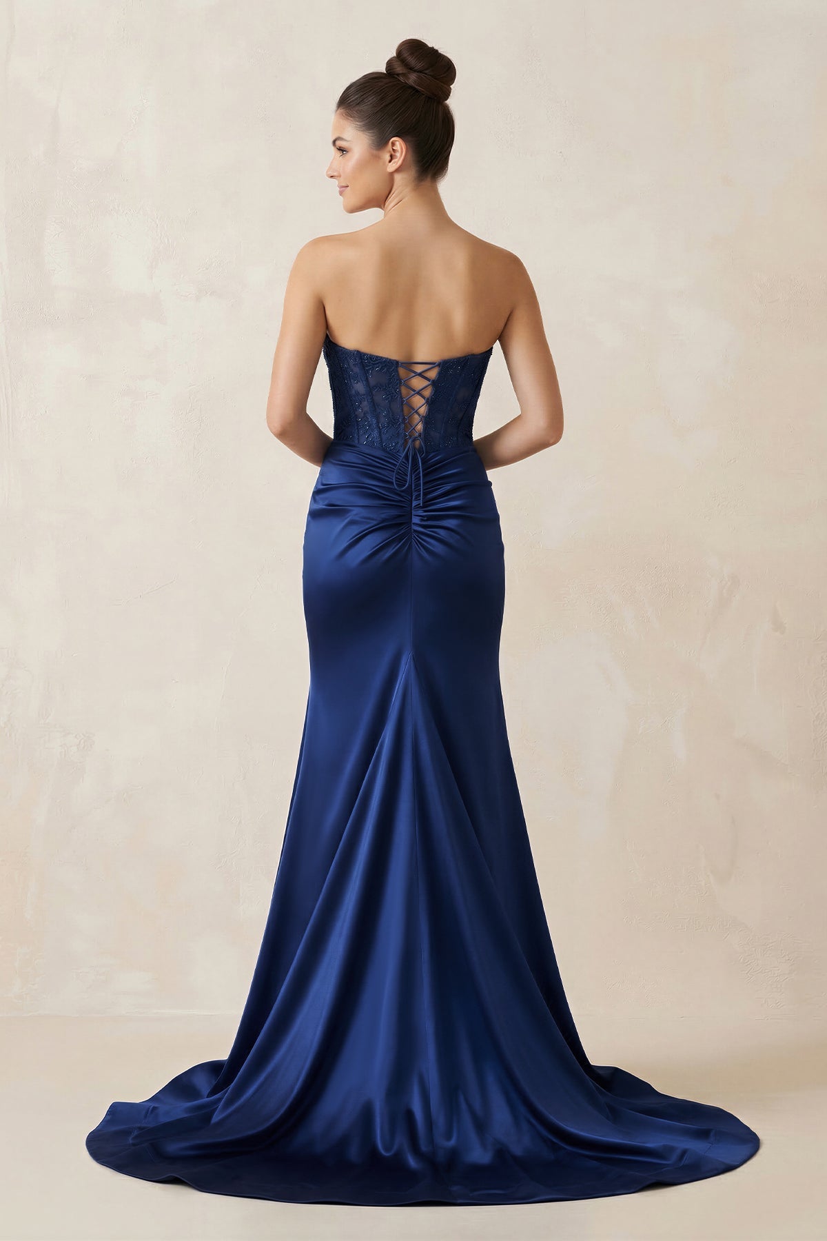 Robe longue bleu marine satinée coupe sirène décolleté cœur perlée - Harana