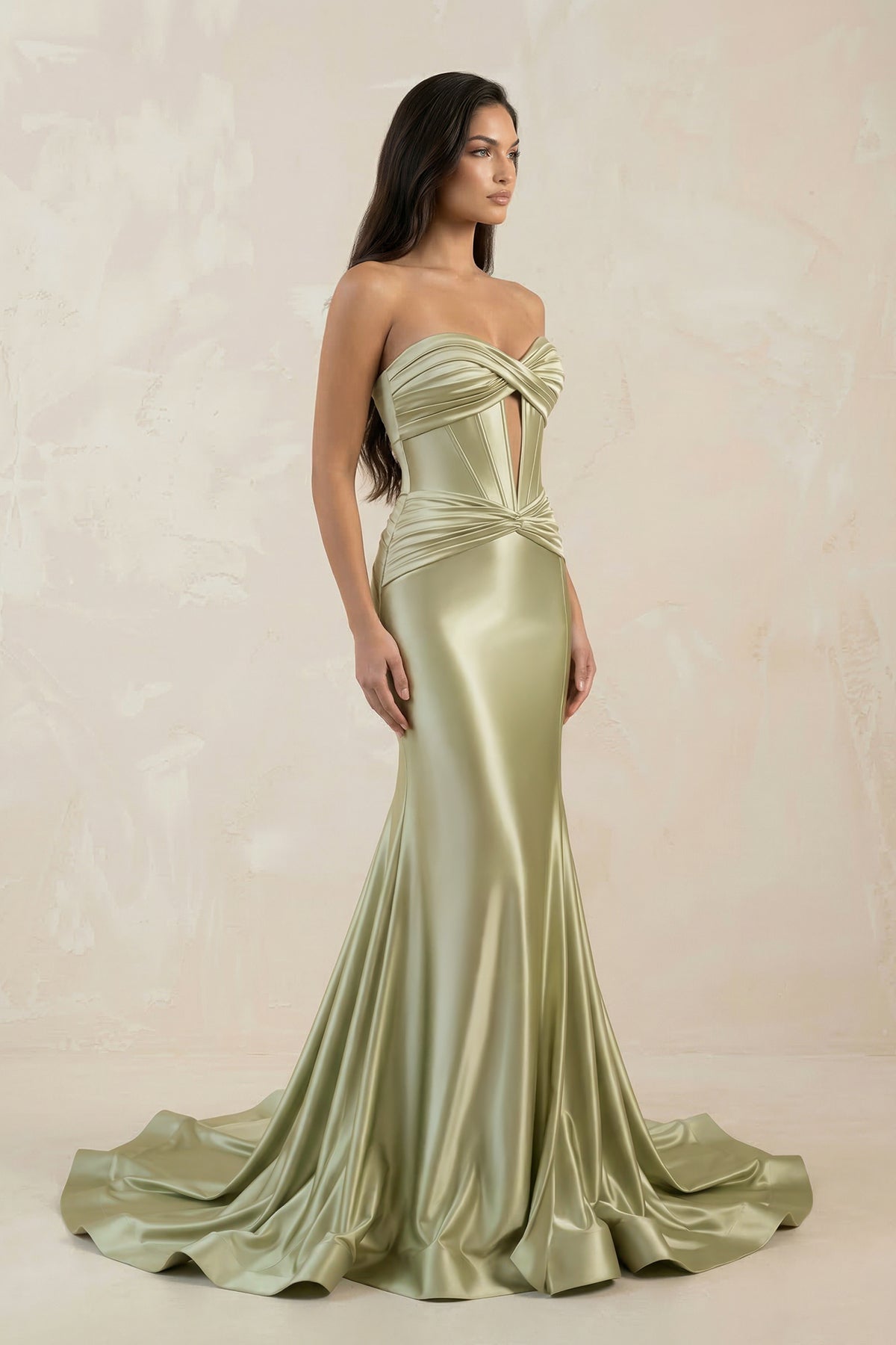 Robe longue vert sauge satinée coupe sirène décolleté cœur détail goutte - Harana