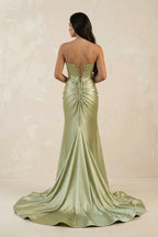 Robe longue vert sauge satinée coupe sirène décolleté cœur détail goutte - Harana