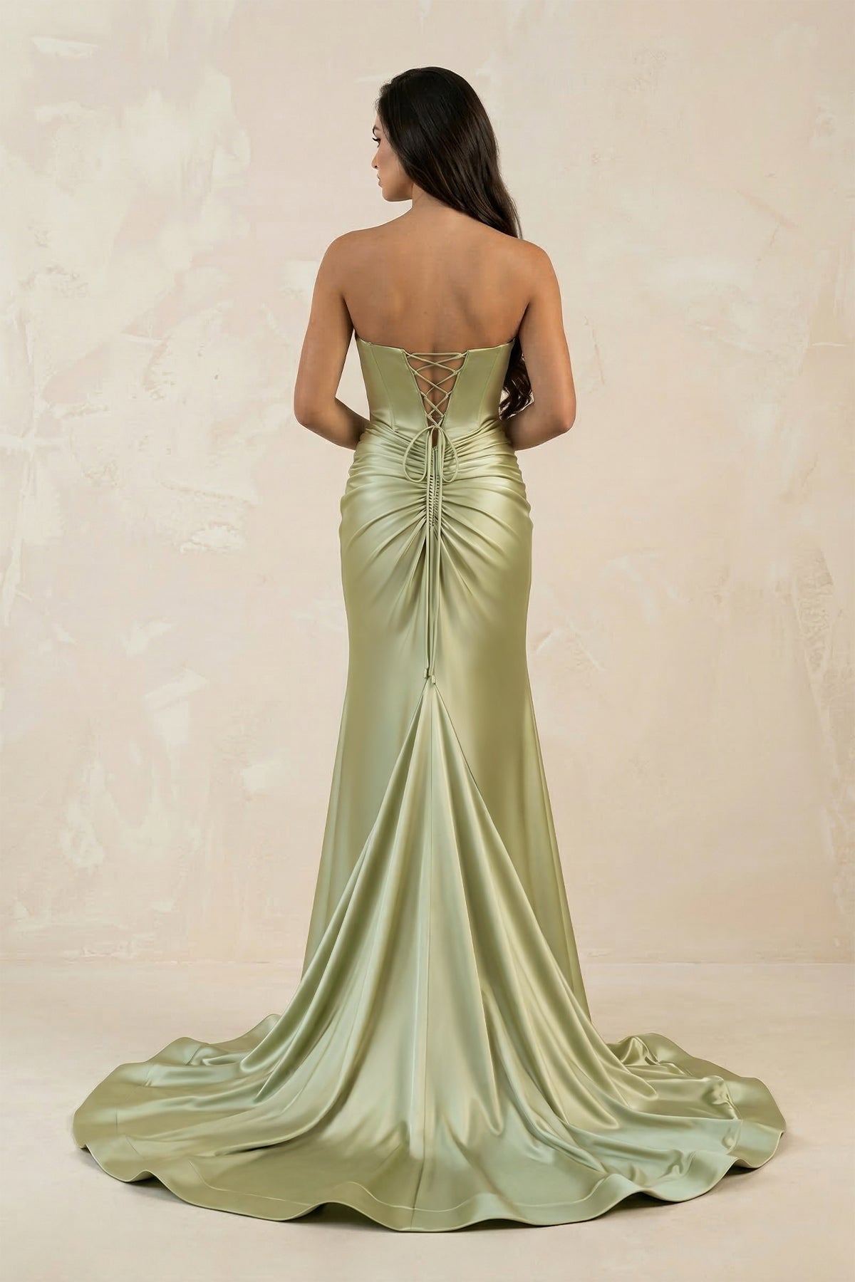 Robe longue vert sauge satinée coupe sirène décolleté cœur détail goutte - Harana