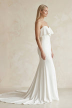 Robe de mariée blanche satinée coupe sirène à décolleté cœur ornée de volants - Harana