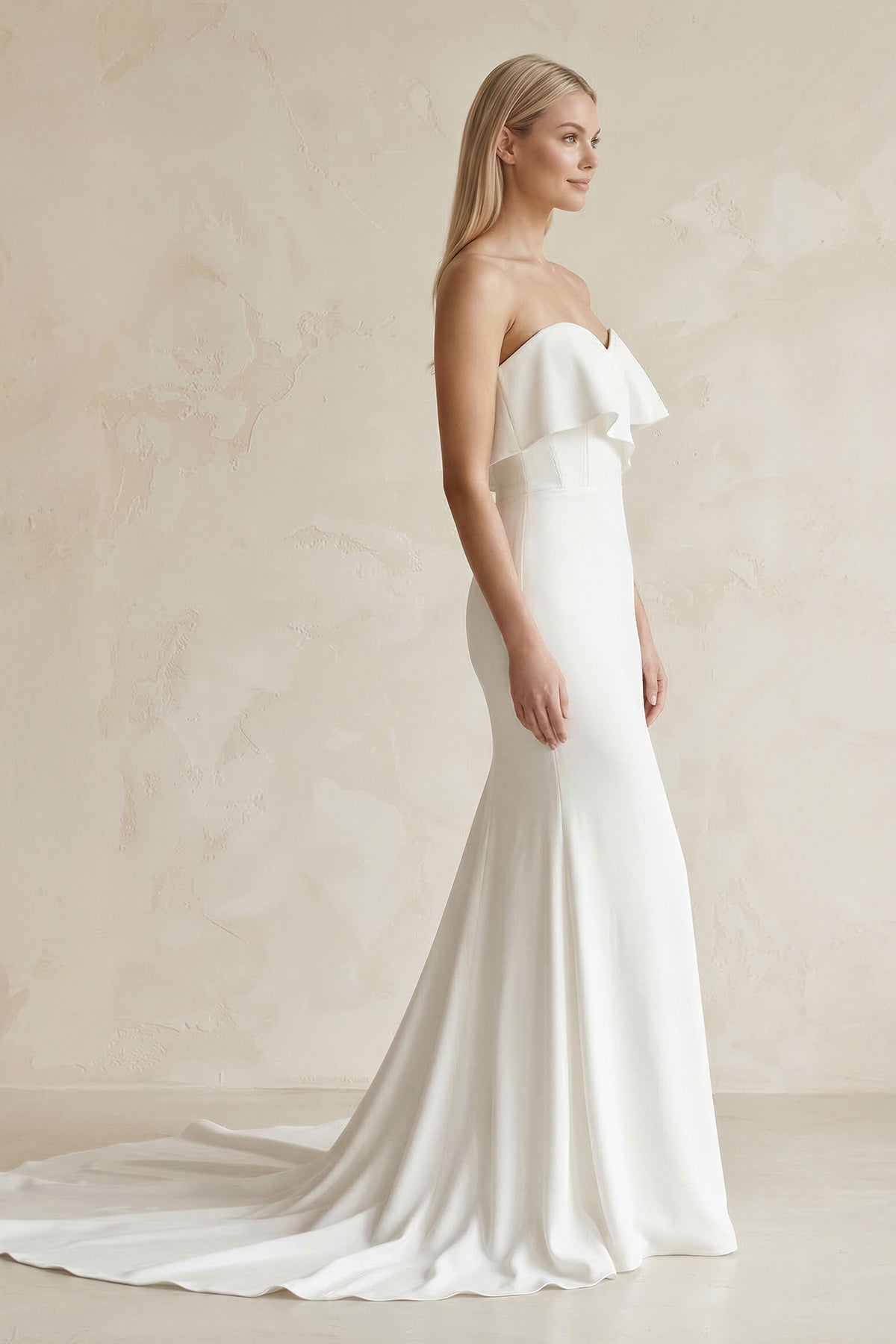 Robe de mariée blanche satinée coupe sirène à décolleté cœur ornée de volants - Harana