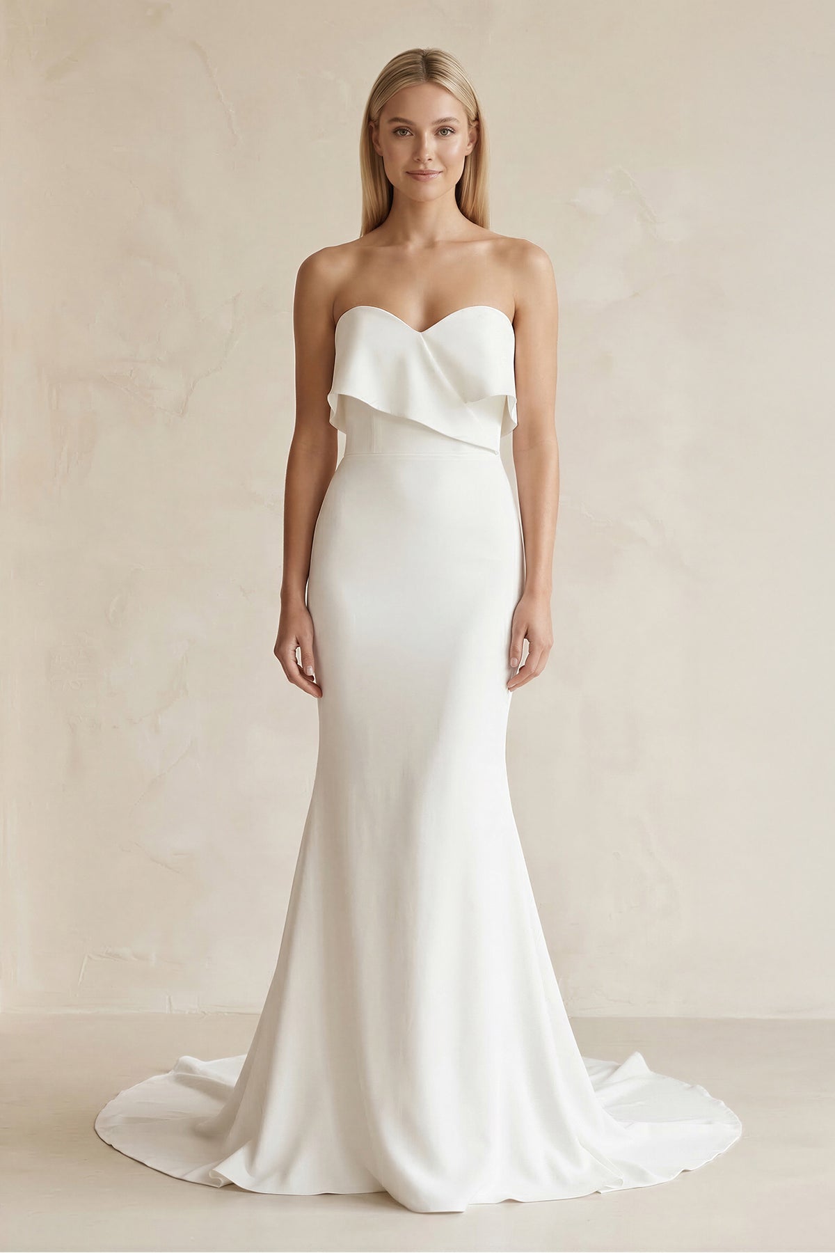 Robe de mariée blanche satinée coupe sirène à décolleté cœur ornée de volants - Harana