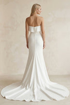 Robe de mariée blanche satinée coupe sirène à décolleté cœur ornée de volants - Harana