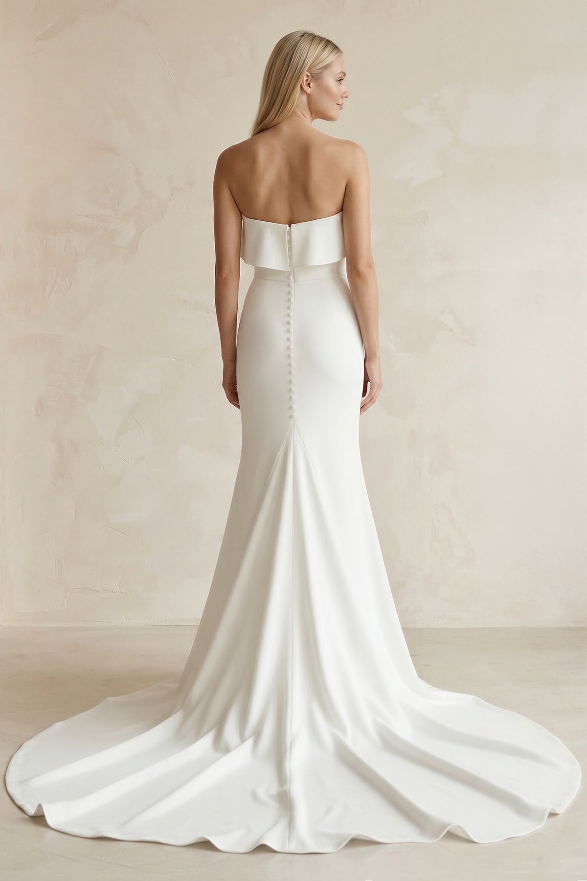 Robe de mariée blanche satinée coupe sirène à décolleté cœur ornée de volants - Harana