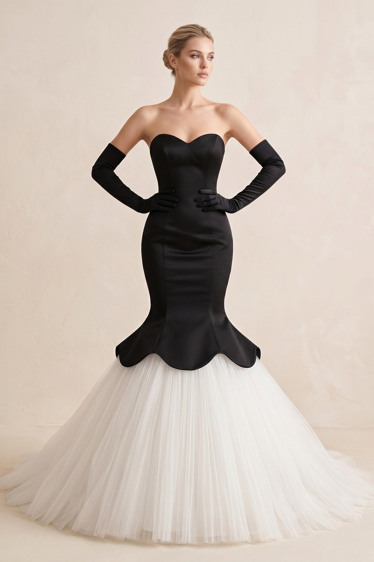 Robe de mariée noire en satin et tulle coupe sirène à décolleté cœur - Harana