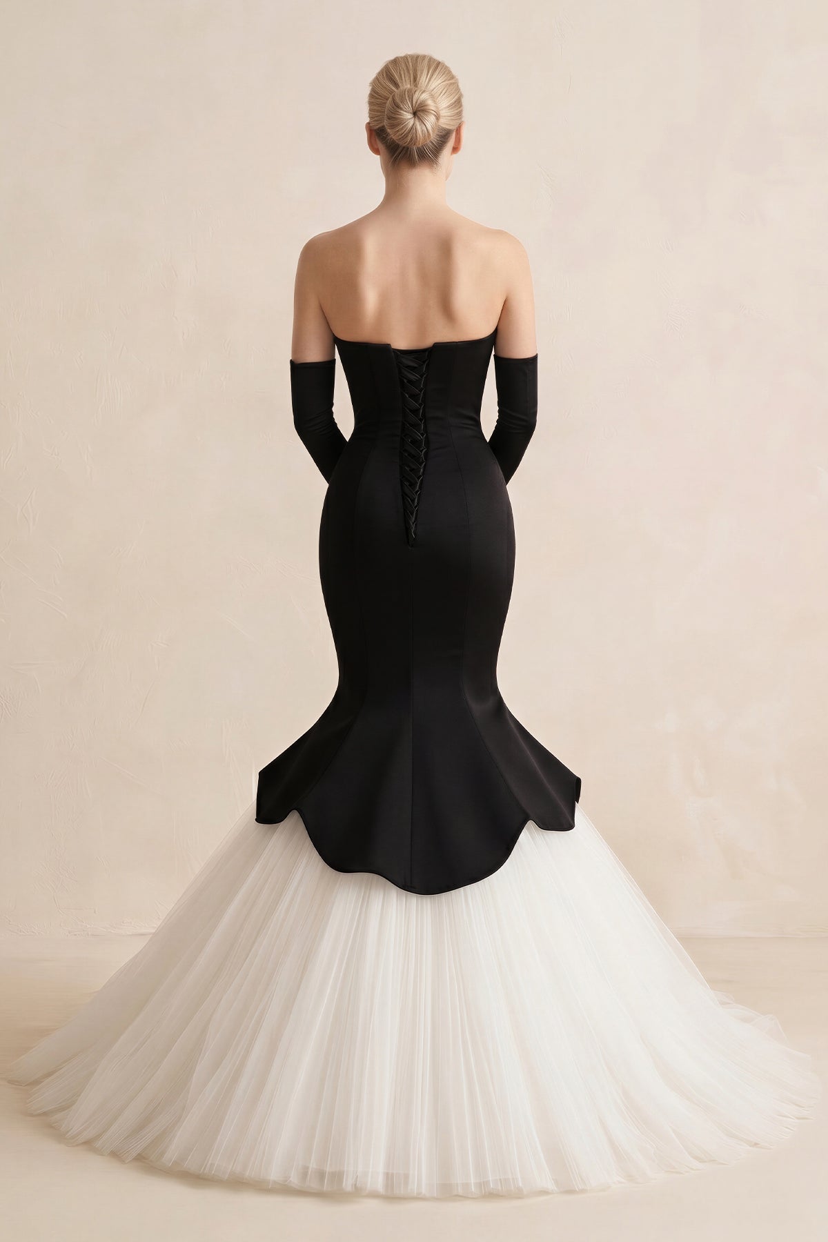 Robe de mariée noire en satin et tulle coupe sirène à décolleté cœur - Harana