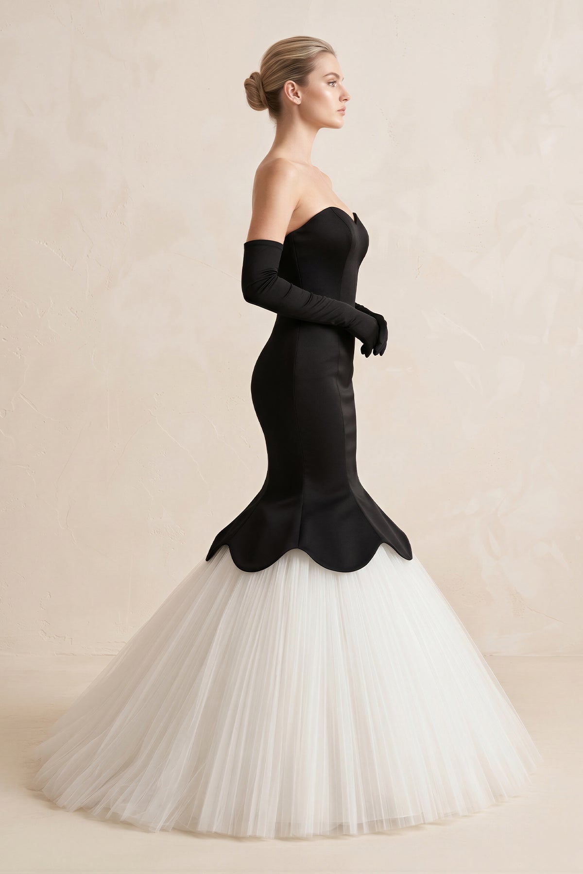 Robe de mariée noire en satin et tulle coupe sirène à décolleté cœur - Harana