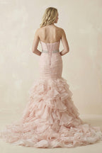 Robe de mariée rose en tulle coupe sirène à décolleté cœur ornée de volants - Harana