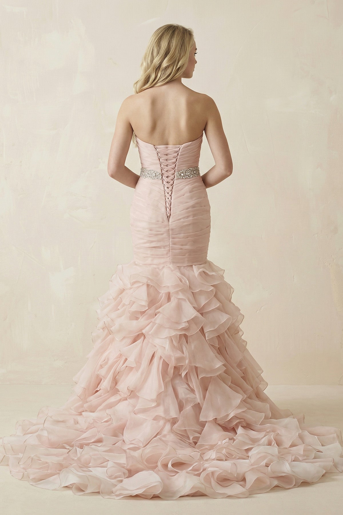 Robe de mariée rose en tulle coupe sirène à décolleté cœur ornée de volants - Harana